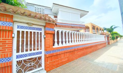 Spacious villa with sea views and garden in Los Alcazares, close to the beach