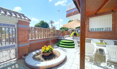 Spacious villa with sea views and garden in Los Alcazares, close to the beach