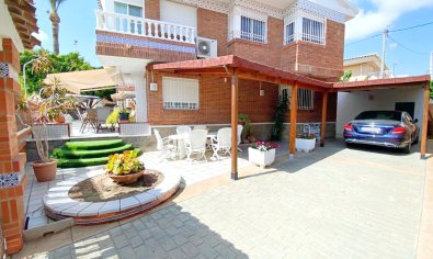 Spacious villa with sea views and garden in Los Alcazares, close to the beach