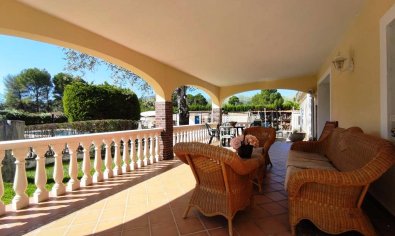 Lujosa villa de 7 dormitorios con piscina privada y vistas a la montaña en Gaianes, España