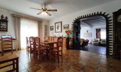 Lujosa villa de 7 dormitorios con piscina privada y vistas a la montaña en Gaianes, España