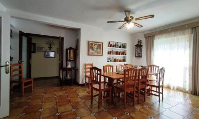 Lujosa villa de 7 dormitorios con piscina privada y vistas a la montaña en Gaianes, España