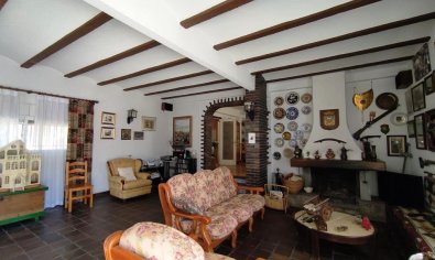Lujosa villa de 7 dormitorios con piscina privada y vistas a la montaña en Gaianes, España