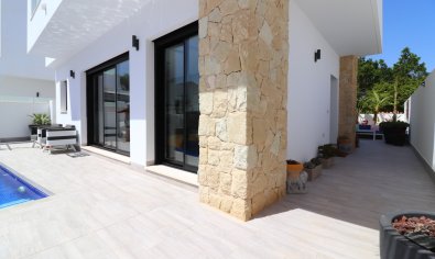 Reventa - Villa -
Los Montesinos - La Herrada