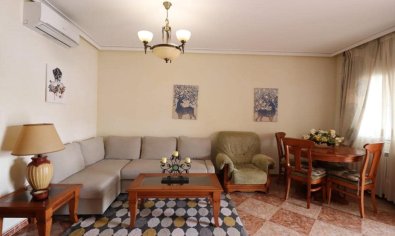 Gezellig herenhuis in Orihuela Costa met 3 slaapkamers, zwembad en garage