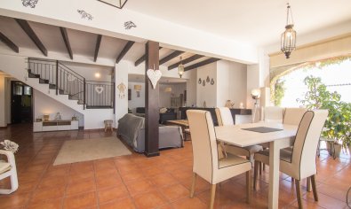Resale - Villa -
Santa Pola