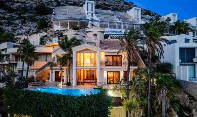 Luxury classic villa with ocean views, a private pool, and 5 bedrooms in Altea Hills